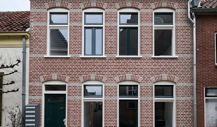 Gestoffeerde studio met nieuwe badkamer en keuken in monument
