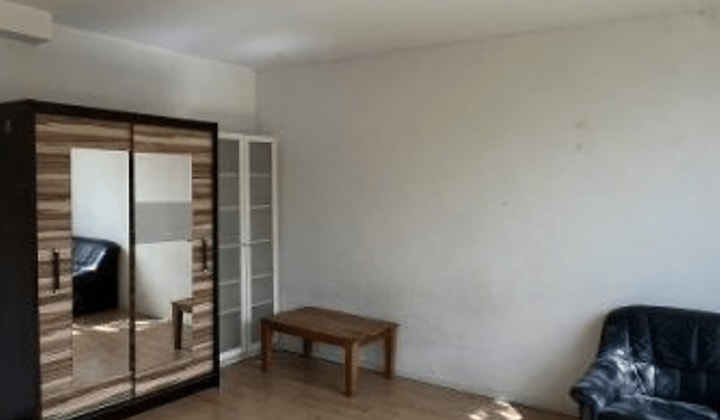 Studio met 1 slaapkamer en inloopdouche, deels gestoffeerd