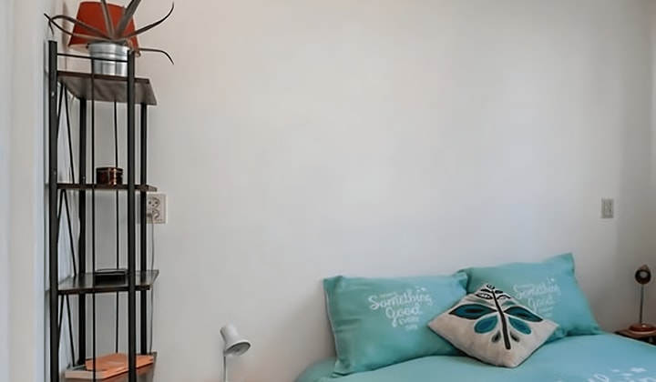 Gemeubileerde studio met privé slaapkamer en keuken