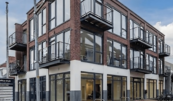 Gemeubileerde studio met balkon en berging