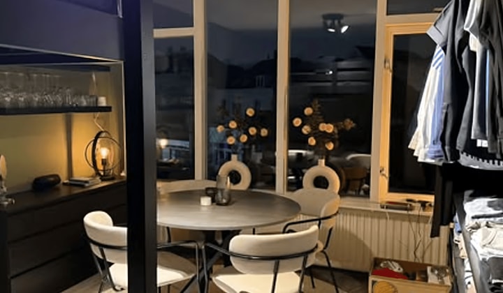 Gemeubileerde studentenkamer met balkon en parkeergelegenheid