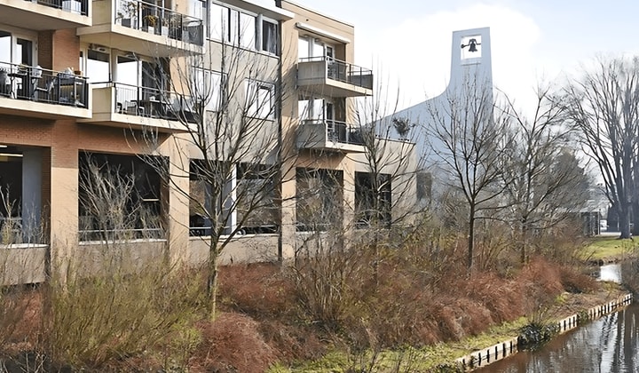 Gestoffeerd appartement met balkon en parkeerplaats