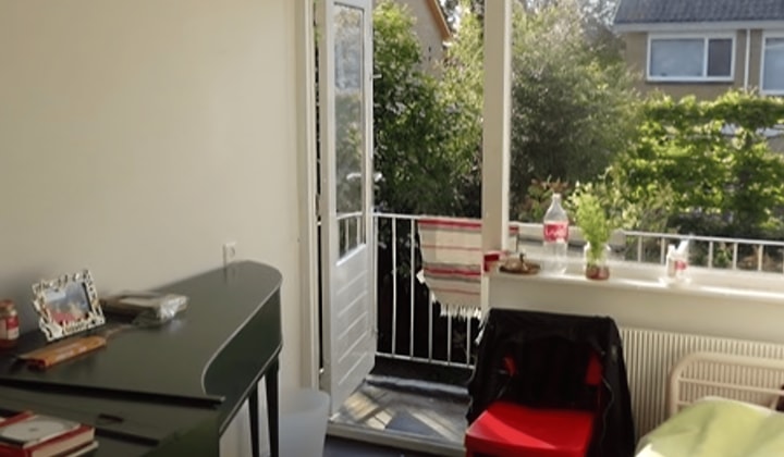 Gestoffeerde studentenkamer met balkon en tuin