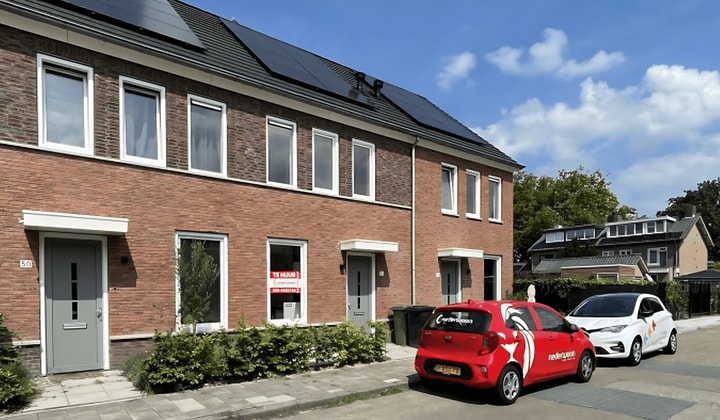 Tussenwoning met tuin en eigen parkeerplaatsen