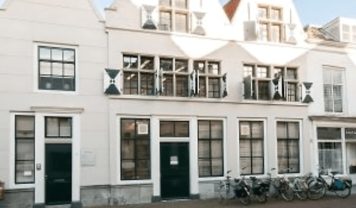 Gestoffeerd appartement met parkeerplaats in monument