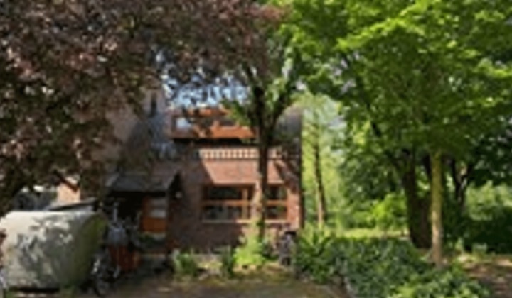 Gemeubileerd huis met balkon en parkeerplek