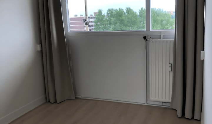 Gestoffeerde kamer met balkon en wasmachine inbegrepen