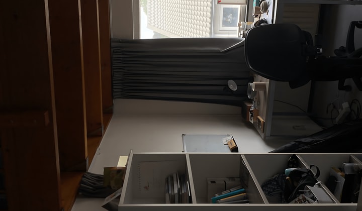 Gemeubileerde kamer met balkon en wasmachine