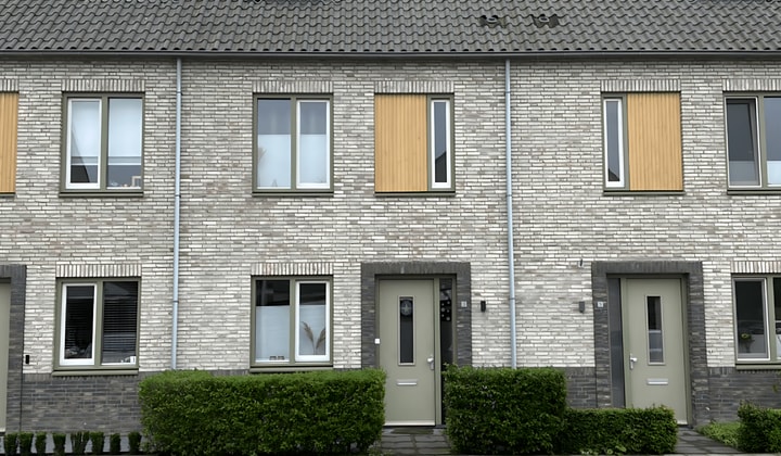 Moderne tussenwoning met tuin en eigen parkeerplaats