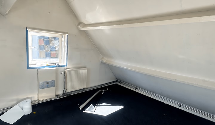 Kaal Kamer met Balkon en Wasmachine