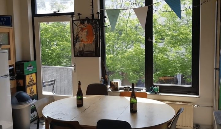 Gemeubileerde studentenkamer met balkon en wasmachine
