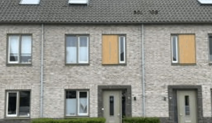Moderne tussenwoning met tuin en eigen parkeerplaats