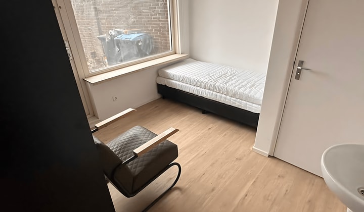 Gemeubileerde studio met wasmachine en regendouche