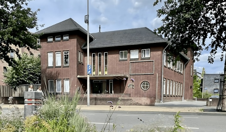 Gestoffeerde kamer met wasmachine in monument