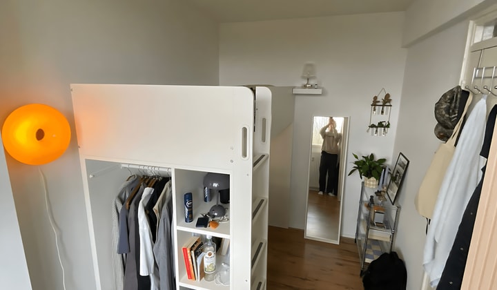 Gestoffeerde studentenkamer met balkon en wifi