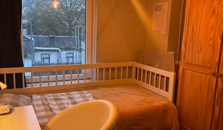 Kamer 8m² met eigen gootsteen en gedeelde voorzieningen
