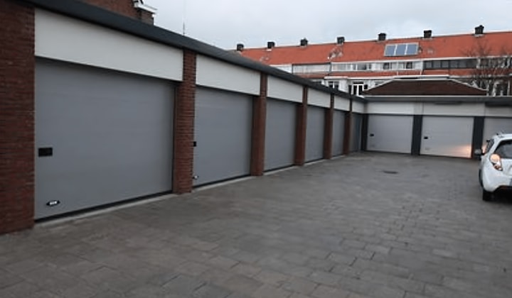Garagebox met automatische verlichting en overhead-deur