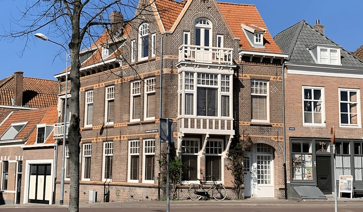 Gemeubileerd appartement met inloopregendouche en uitzicht
