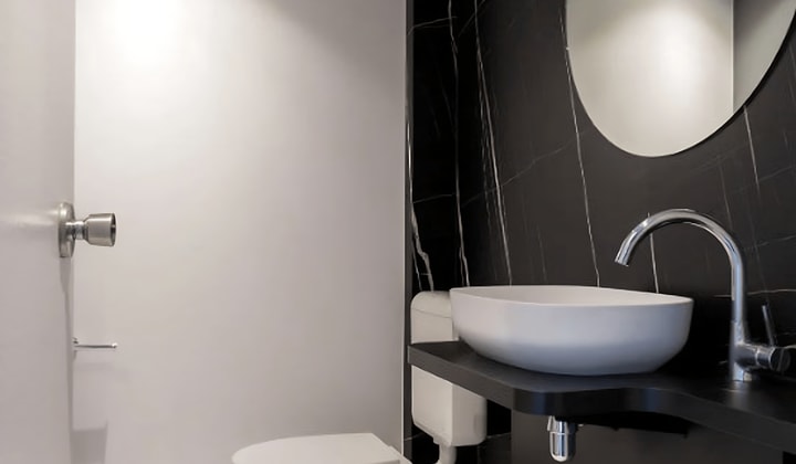Gemeubileerde studio met moderne badkamer en parkeren