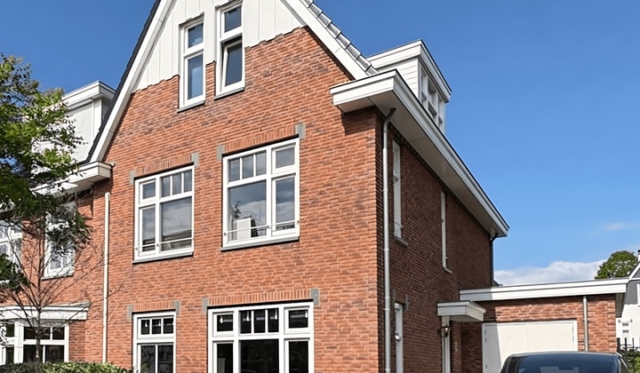 Huis met tuin en gemeubileerd interieur
