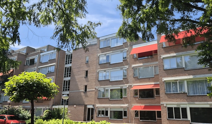 Ruim gestoffeerd appartement met tuin en parkeerplaats