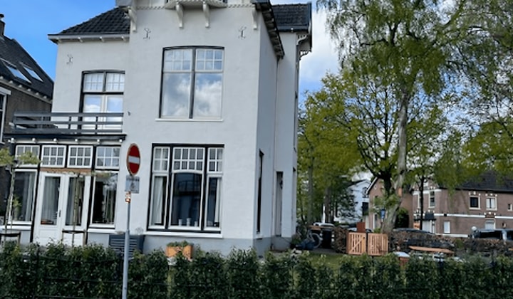 Gestoffeerde kamer zonder woonkamer, gedeelde keuken en badkamer