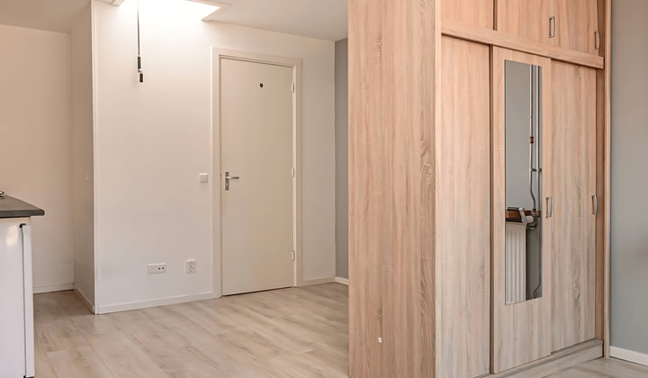 Studio gestoffeerd met eigen badkamer