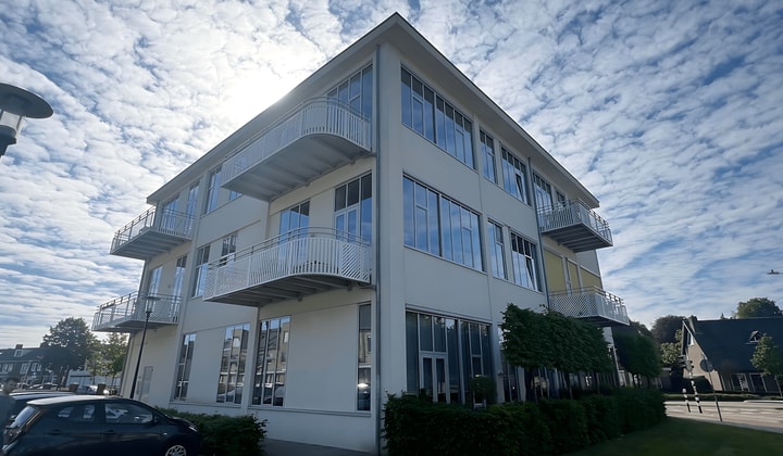 Appartement met balkon en wasmachine in monument