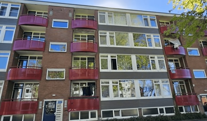 Onzelfstandige kamer met balkon en parkeerplaats
