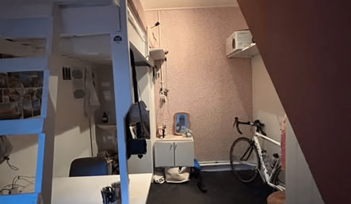 Studentenkamer met eigen wasbakje en tuin