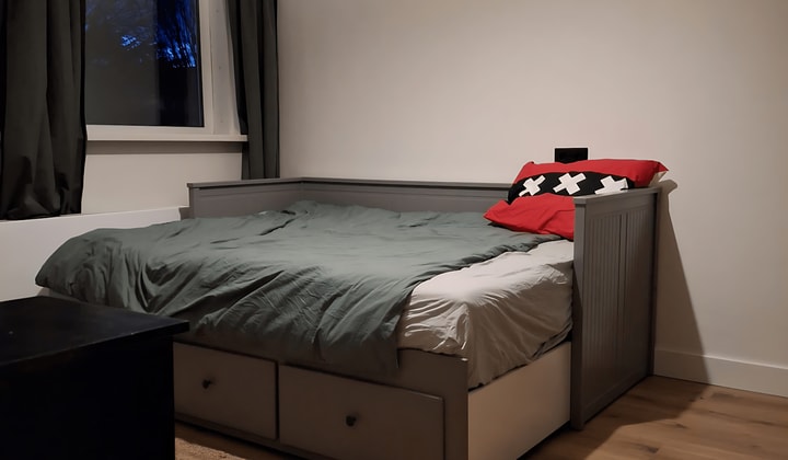 Gemeubileerd appartement met balkon en privévoorzieningen
