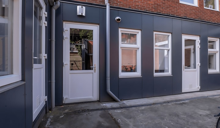 Gestoffeerde studio met eigen voorzieningen