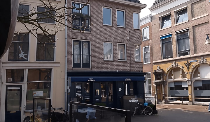 Gestoffeerde kamer met balkon en gemeubileerd