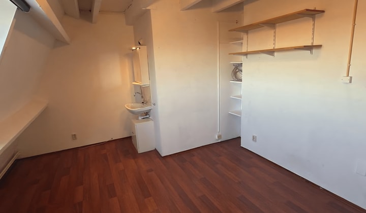 Kaal studentenkamer met balkon en wifi