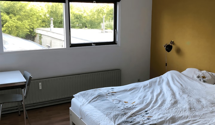 Gemeubileerde studentenkamer met privé wastafel en gedeelde voorzieningen