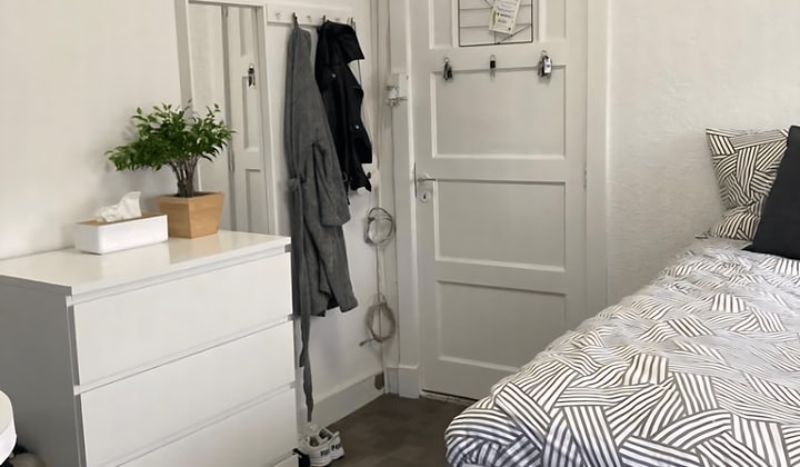 Kaal kamer met gedeelde voorzieningen en snelle wifi