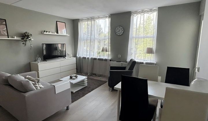 Gemeubileerd appartement met balkon en wasmachine