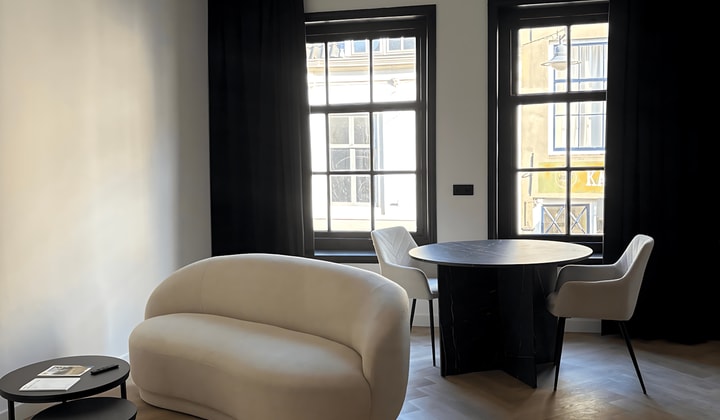 Gemeubileerd appartement met tuin en parkeerplaats