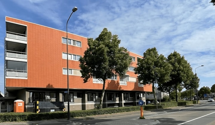 Gemeubileerd appartement met balkon en privéparkeerplaats