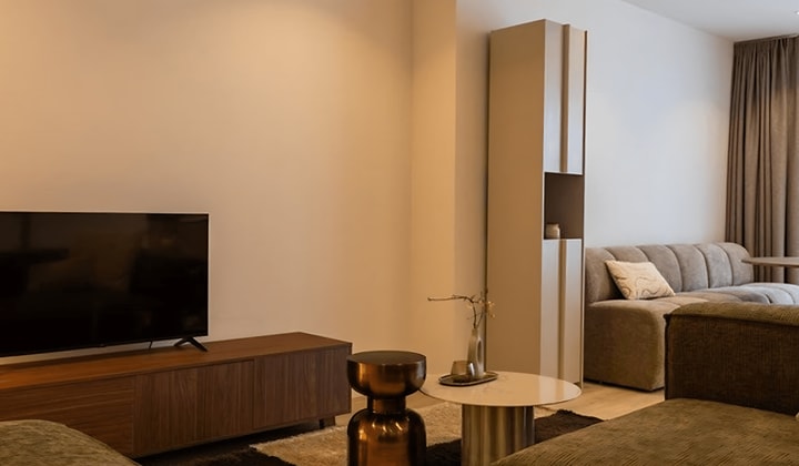 Gestoffeerd appartement met inloopdouche en parkeerplek