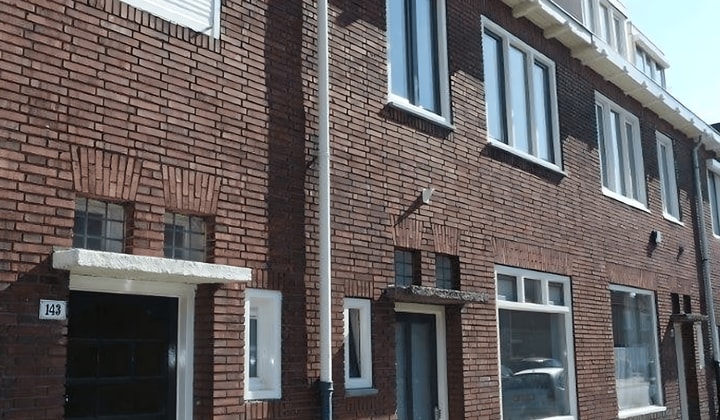 Gemeubileerde studentenkamer met wasmachine in centrum