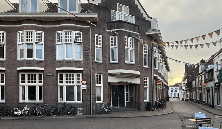 Kamer met gedeelde voorzieningen en veel daglicht