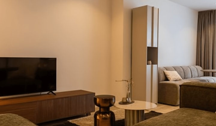 Gemeubileerd appartement met moderne badkamer en wasmachine