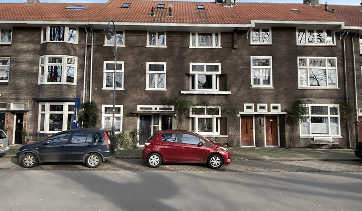 Studentenkamer gemeubileerd met wasmachine