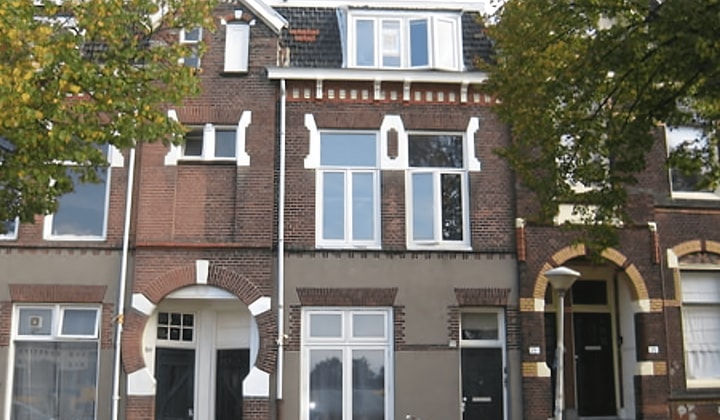 Kamer met tuin gemeubileerd en gestoffeerd