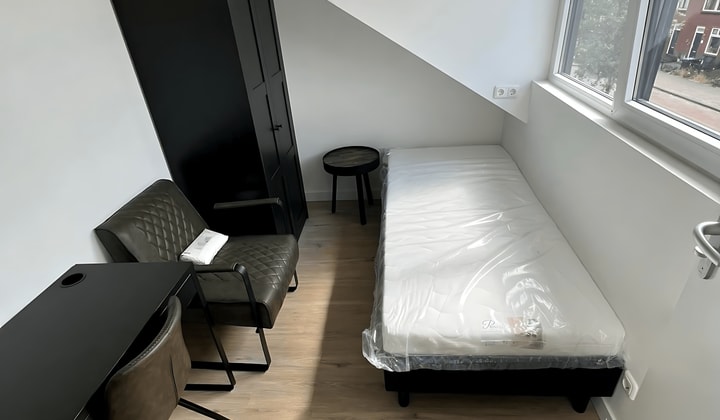 Gemeubileerde studio met eigen badkamer en wifi
