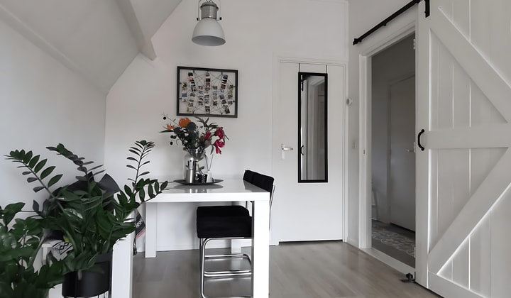 Gestoffeerd appartement met balkon en wasmachineaansluiting