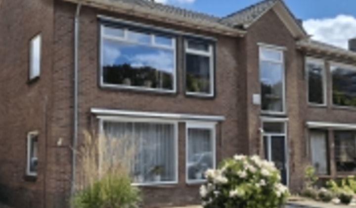 Benedenwoning met tuin en garage, gemeubileerd en inclusief servicekosten