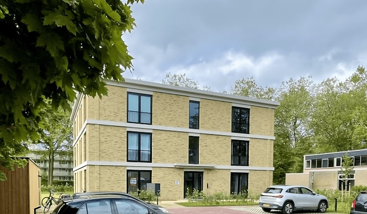 Gestoffeerde studio met 1 kamer en meubels