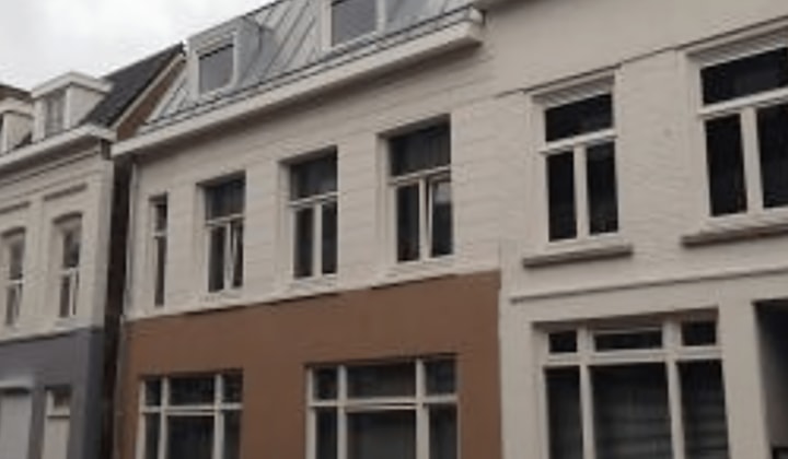 Appartement met Frans balkon en wasmachine aansluiting